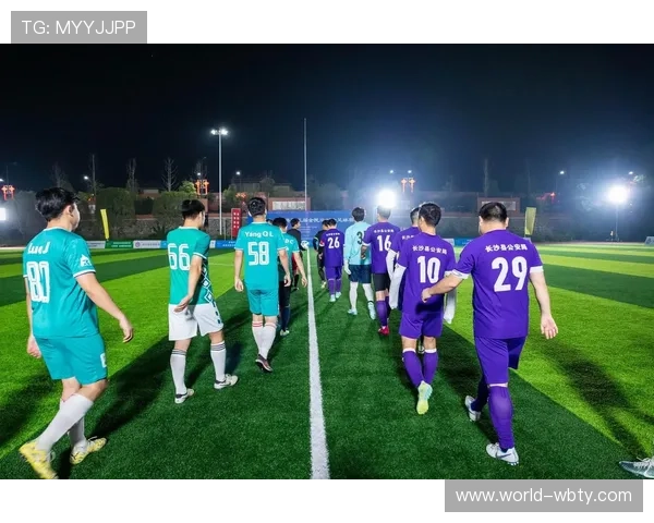 万博公司赞助的足球队与地方社区的合作项目，推动全民足球运动普及的有效途径